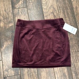 Lululemon scuba high-rise mini skirt in the color garnet